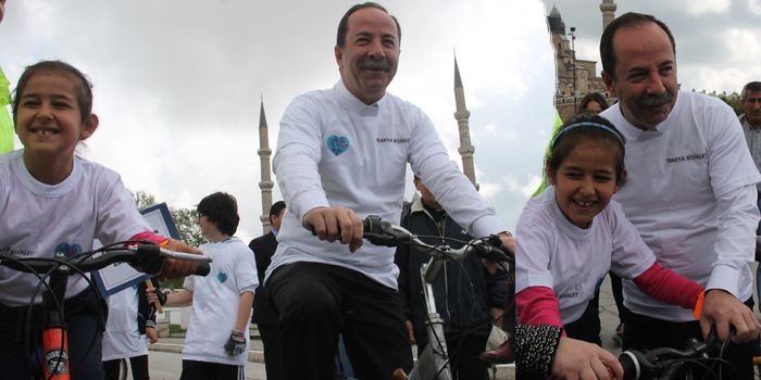 Başkan Gürkan, otizm için pedal çevirdi