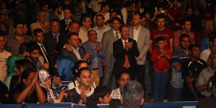 Başkan Gürkan vatandaşlarla konseri izledi