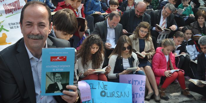 Belediye Başkanı Gürkan, öğrencilerle kitap okudu