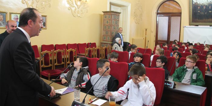 Edirne Fatih Serhat İlkokulu öğrencileri, derslerini belediyede yaptı