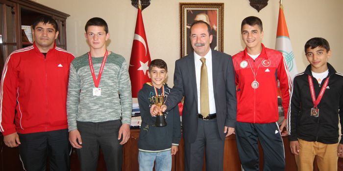 Güreşçiler’den Başkan Gürkan’a teşekkür ziyareti