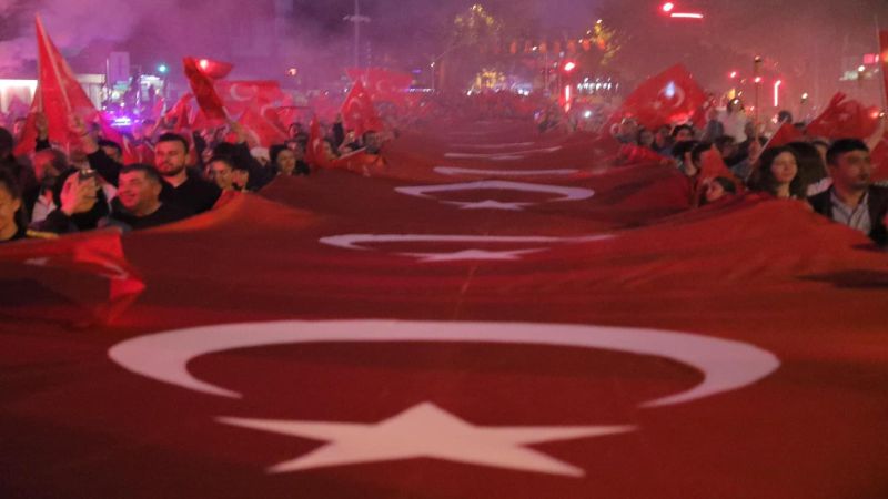 GÜRKAN’DAN ANLAMLI MESAJ: Hangimizin boynunda Mustafa Kemal'inki gibi idam fermanı var ki, sandığa gidip oy kullanmayacağız!
