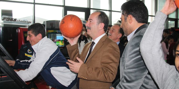 Başkan, çocuklarla oyunlar oynadı