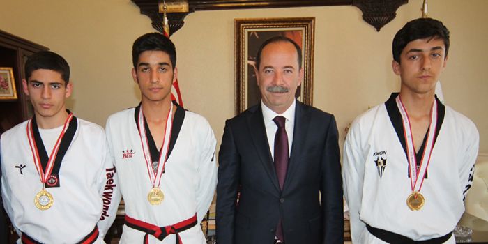 Başkan Gürkan, taekwondocular'a madalyalarını taktı