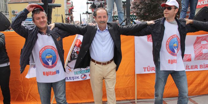 Belediye Başkanı Gürkan, 1 Mayıs’ta emekçilerle halay çekti