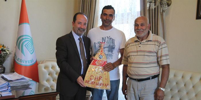 Belediye personelinden Başkan Gürkan’a hediye